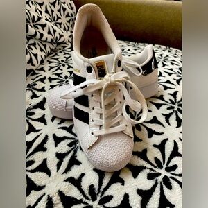 adidas Super Star Women’s size 6 .